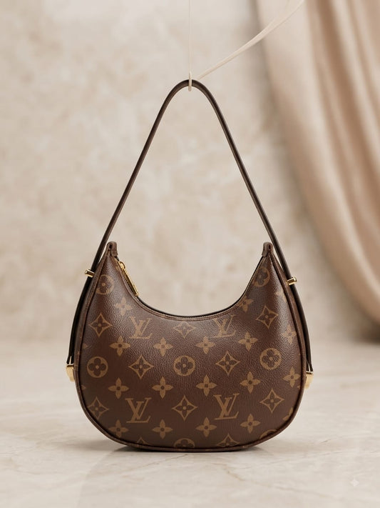 Luxury Crescent Shoulder Bag – Timeless Elegance